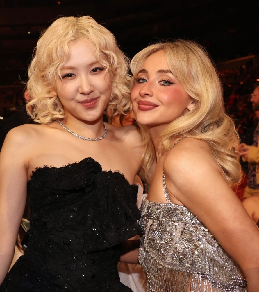 Rosé and Sabrina Carpenter are queens in a new photo from the Grammys.