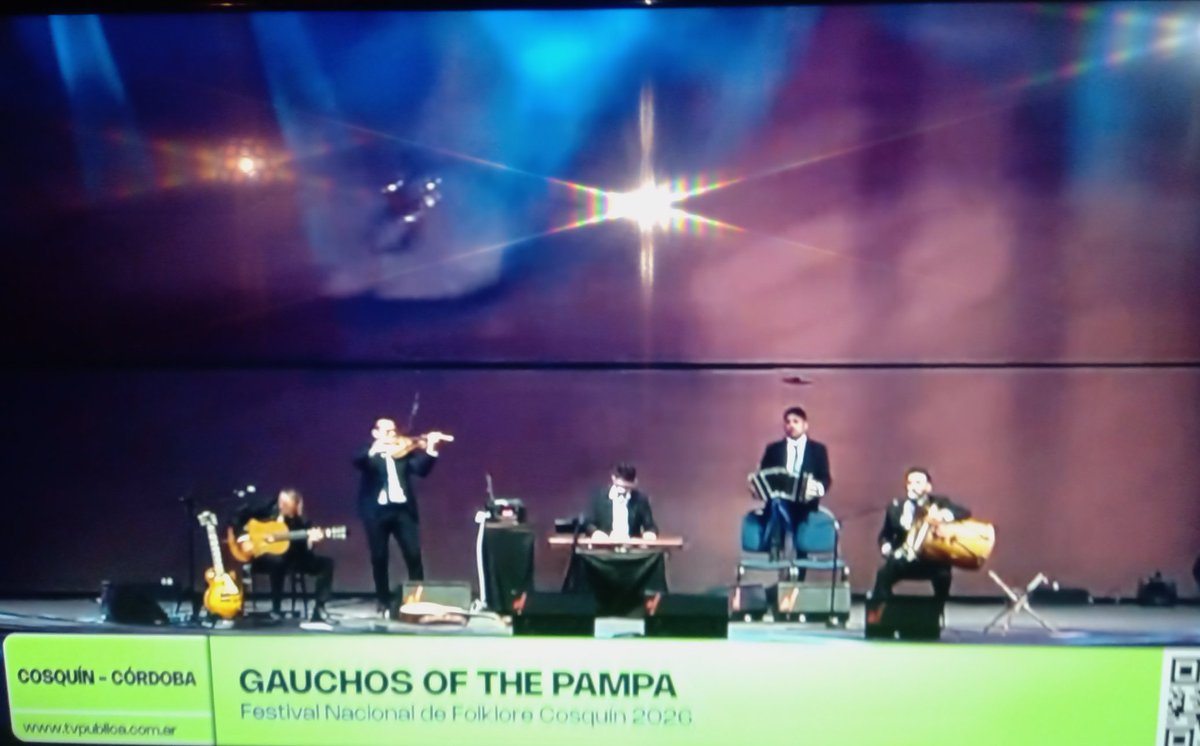 MrLocutus's tweet photo. Teresa Parodi en #COSQUIN2026 : "No permitamos que vendan nuestra patria".
30 minutos después suben al escenario "Gauchos of The Pampa" https://t.co/DffrXek3pc