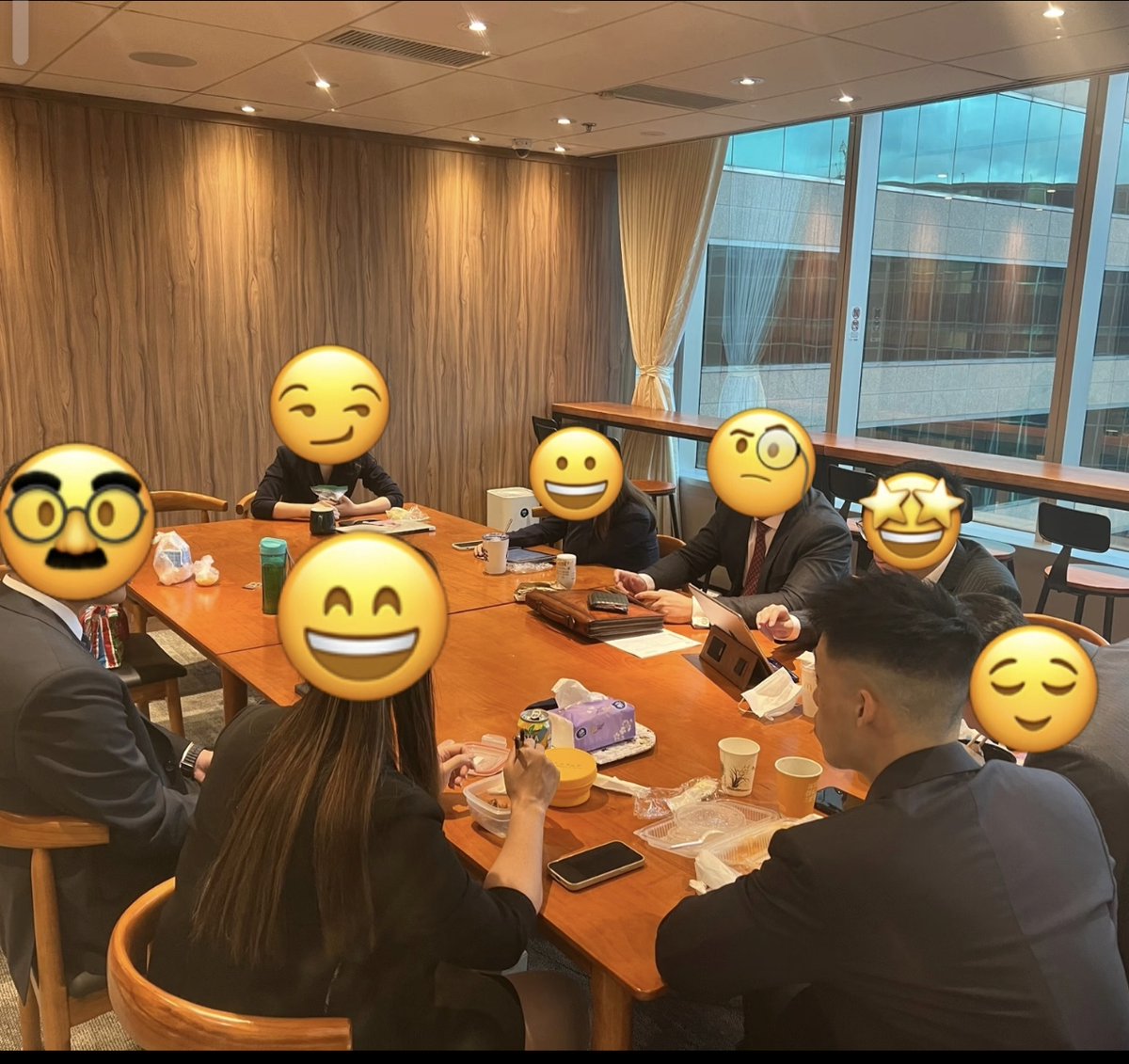 thomas715076047's tweet photo. 开会时领导突然问“谁没带笔？”，我条件反射举笔大喊“我带了！”，抬头撞见全会议室盯着我手里的奶茶吸管……社死现场.jpg https://t.co/zjv3yTcCP6