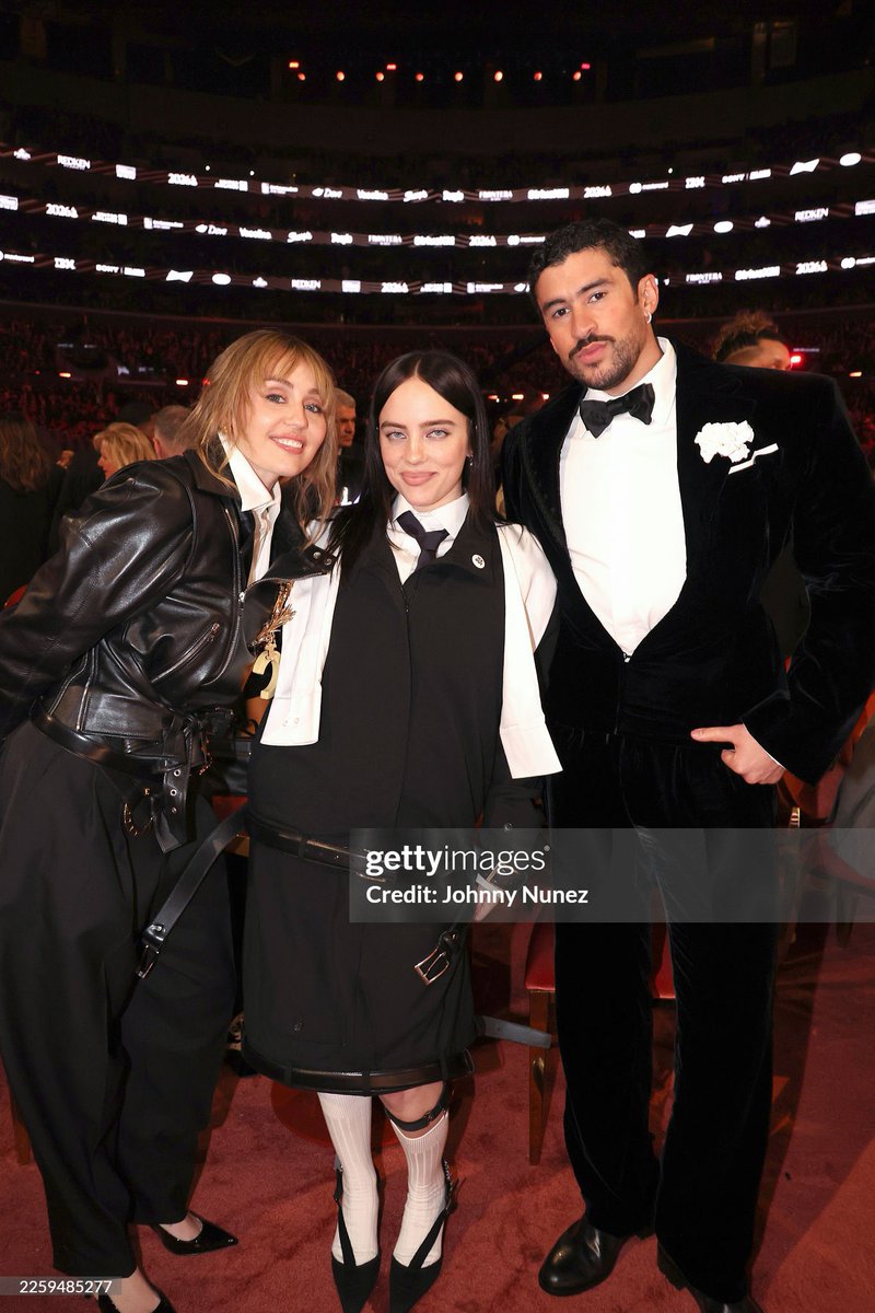 Miley must really love Bad bunny cause I’ve never seen her taking this many photos with a celebrity in a single event 😭