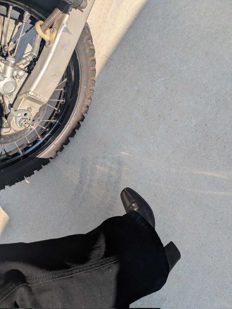 j1nnya's tweet image. 女性ライダーさん各位

ヒールブーツでバイクに乗っていたら白バイに捕まりました
一時停止も歩行者横断も止まったのになんで？と思った
普段はバイクブーツを着用してて今日は30分の病院に行くのに履いていたと話し

上長に連絡した後「切符を切る程ではない」という事でゴールド免許は守られました