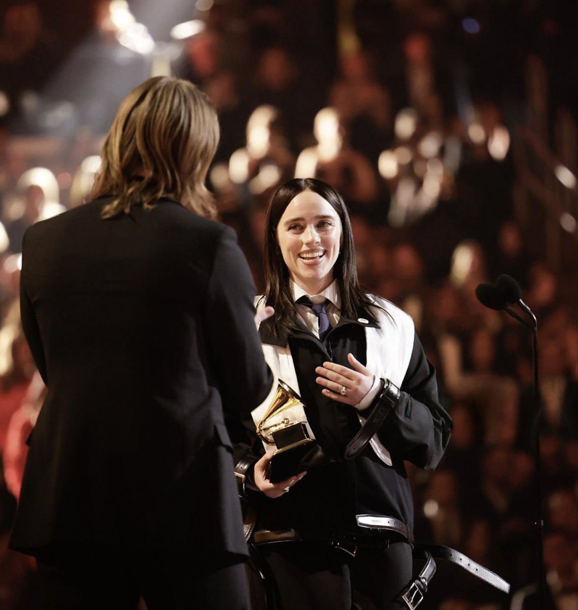 InfoBillieBR's tweet photo. “WILDFLOWER”, de Billie Eilish, não é a primeira música a vencer o #Grammys  em uma edição diferente daquela em que o álbum ao qual pertence concorreu.

O perfil The Gammy Guru separou alguns casos recentes parecidos, como os de Ed Sheeran, Coldplay e Beyoncé. https://t.co/xE2NVDoWnQ