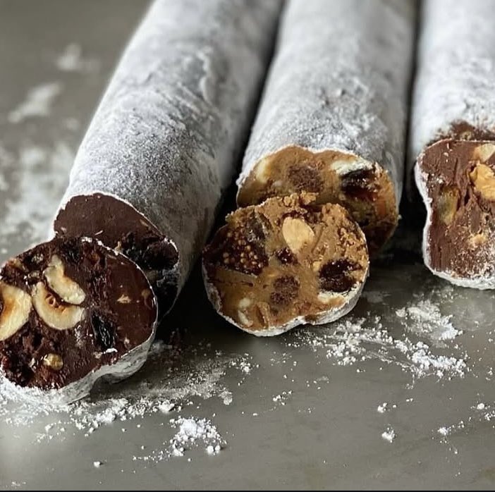 大人の男性へのギフトに
今年のバレンタイン、甘いものが苦手な彼にはイタリアンスタイルの【サラミチョコレート】地方発送も承ります！