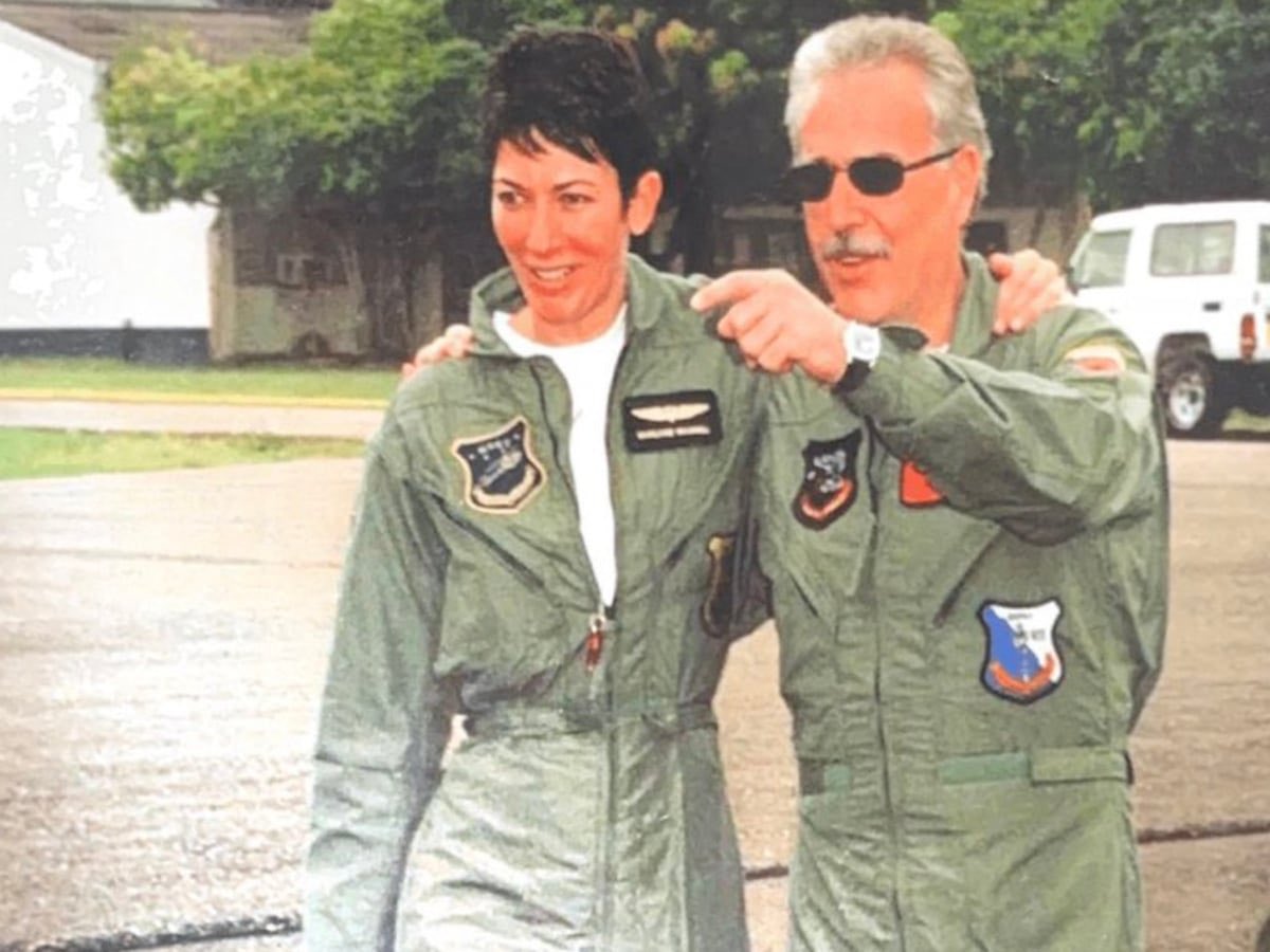 GipsyGastello's tweet photo. @AndresPastrana_ @AnaBejaranoRG Ay sí la injuria!!!! Que hasta el uniforme oficial de la Fuerza Aérea de Colombia le dio a la pedófila que gerenciaba la isla del horror.

Y no solo eso, ella misma dijo que @AndresPastrana_ le dejó volar un dispositivo aéreo. 

No vengas ahora con falsas indignaciones, mijo. https://t.co/pluOixDxKa