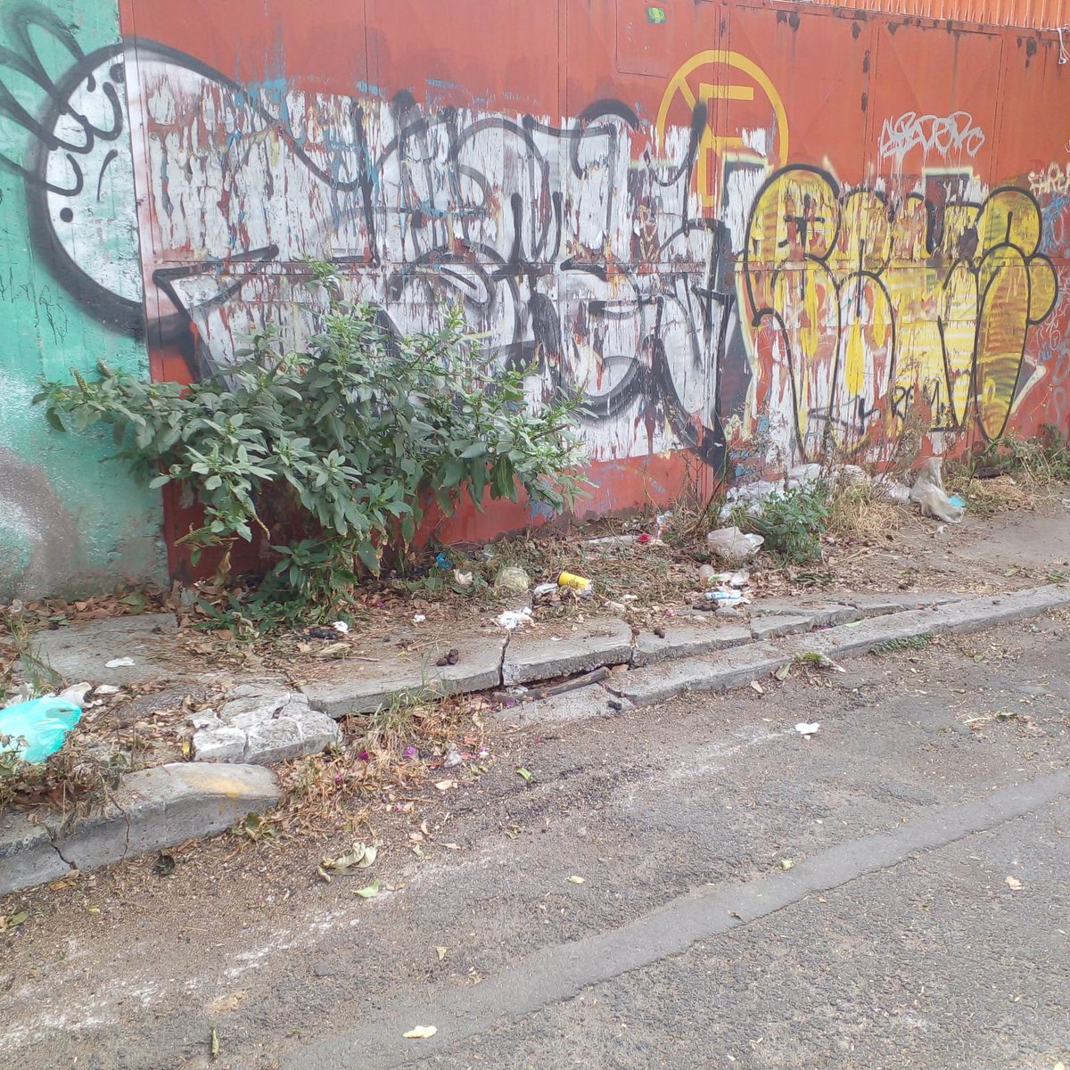 Por favor <a href="/LuisMendozaBJ/">Luis Mendoza Acevedo</a>  <a href="/AccionesBJ/">Acciones BJ</a>  envíen trabajadores de limpia a la calle de Giros Postales entre Calzada de Tlalpan y Certificados, colonia Postal, a limpiar la banqueta del terreno que era de Carpa Astros y que está llena de mucha basura y maleza. Gracias.