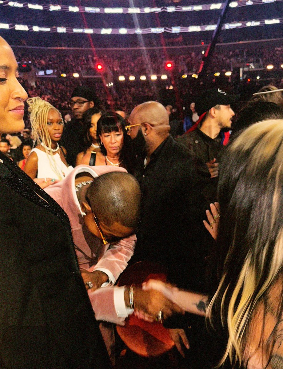 El mismísimo PHARREL WILLIAMS inclinándose ante nicki nicole, por dioss
