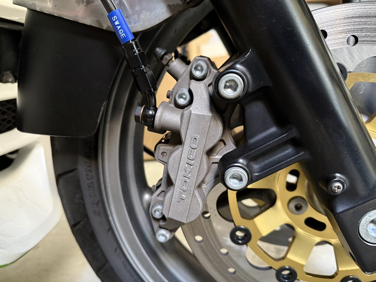 mikiton_k's tweet image. 他車種流用の純正トキコ６ポットから、ブレンボに交換したよ(￣∇￣)

#GPZ900R 
#COLOR1