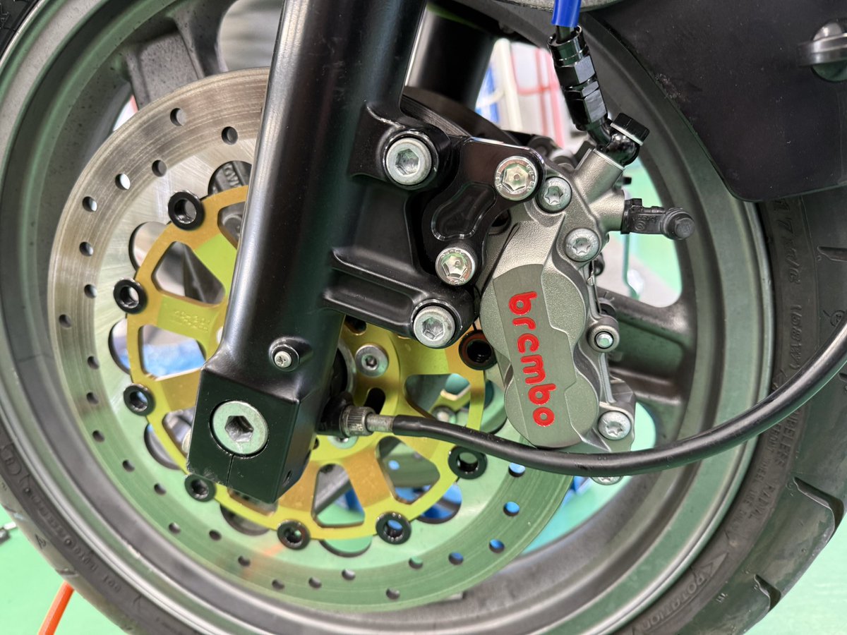 mikiton_k's tweet image. 他車種流用の純正トキコ６ポットから、ブレンボに交換したよ(￣∇￣)

#GPZ900R 
#COLOR1