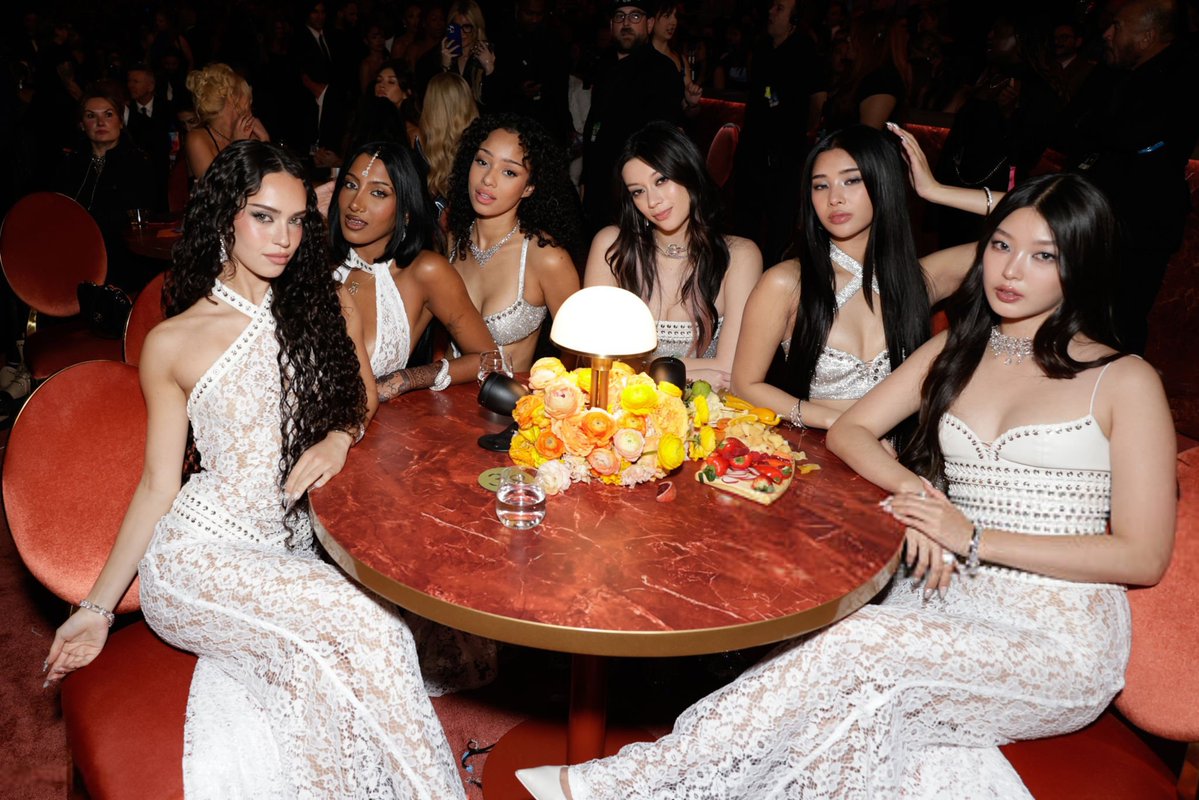 KATSEYE em sua mesa no #GRAMMYs