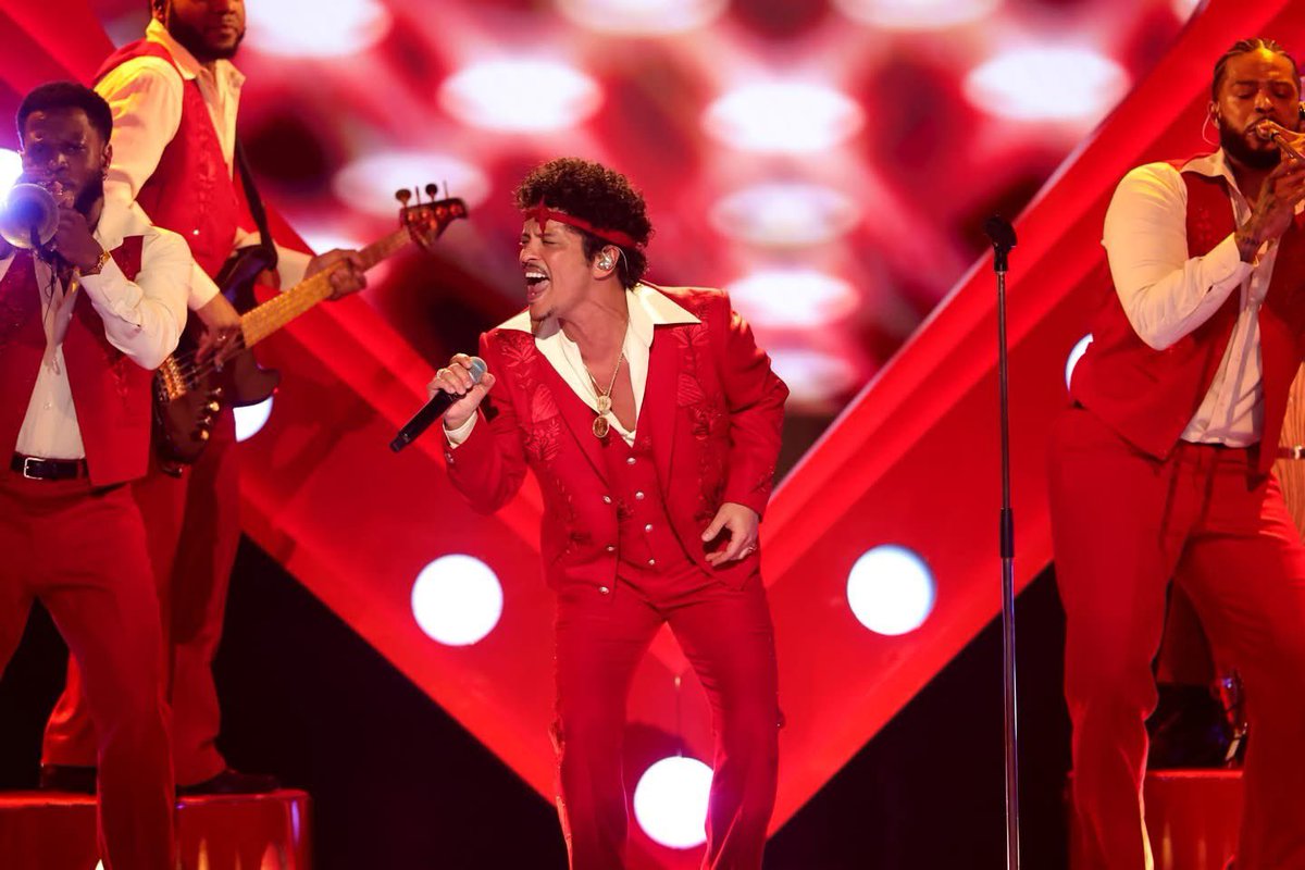 hookmxoficial's tweet photo. Bruno Mars interpertando en los #Grammys2026 "I Just Might.” 😎
#hookmx #brunomars https://t.co/215T83ZMaB