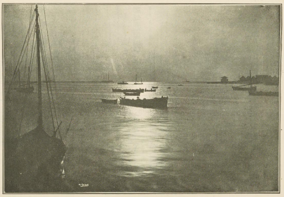 Vista nocturna de la bahía.
📷Ca. 1902
A la derecha, se adivinan los contornos de la caseta del práctico del puerto y de las bodegas de sanidad. Más al fondo, al centro, los rompeolas Noreste y Sureste delimitando la entrada a #veracruzpuerto .
#Veracruz