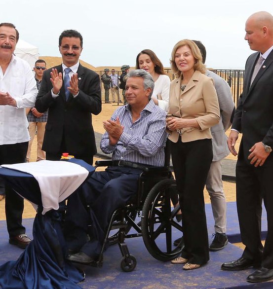 Miren al Emir con quien está.  Y pregunta Hinostroza, a quien va a visitar por tercera vez Noboa ?? Ha venido varias veces al Ecuador para hablar de proyectos. Si es pedófilo que Noboa le pregunte