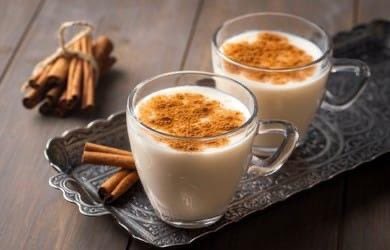 Salep
Çay ve kahvenin yaygınlaşmasından önce, salep çok yaygın bir kış içeceğiydi. Osmanlı’da saraydaki hekimbaşılar tarafından hazırlanan macunların içine de toz olarak eklenirdi. Zira, sayısız faydası tesbit edilmiştir. Salep sokaklarda özel işlemeli güğümlerde satılırdı.