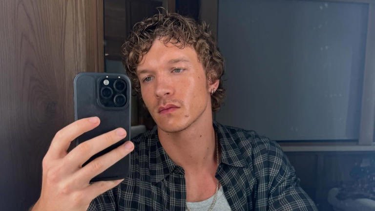 sharlshane's tweet photo. a kinda actor #hollanov smau

After a spark-filled night together at a club, Ilya &amp; Shane forget to exchange numbers. A few days later while watching a movie, Ilya has a life-changing realization: "the one that got away" is actor Shane Hollander! In turn, Ilya gets a bit obsessed https://t.co/y7SoGzCZMf