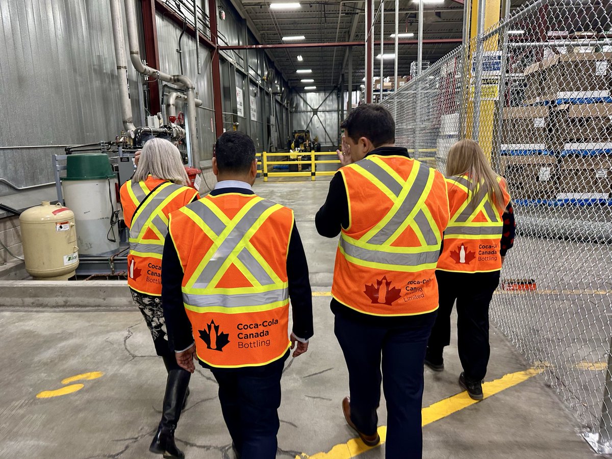 shuvmajumdar's tweet photo. Admittedly, I’m a bit of a Coca-Cola enthusiast. A state-of-the-art Coca-Cola facility for bottling production supplying all Western Canada is pretty cool. 

Great meeting the proud workers and touring their facility. https://t.co/krN0Tkno1T