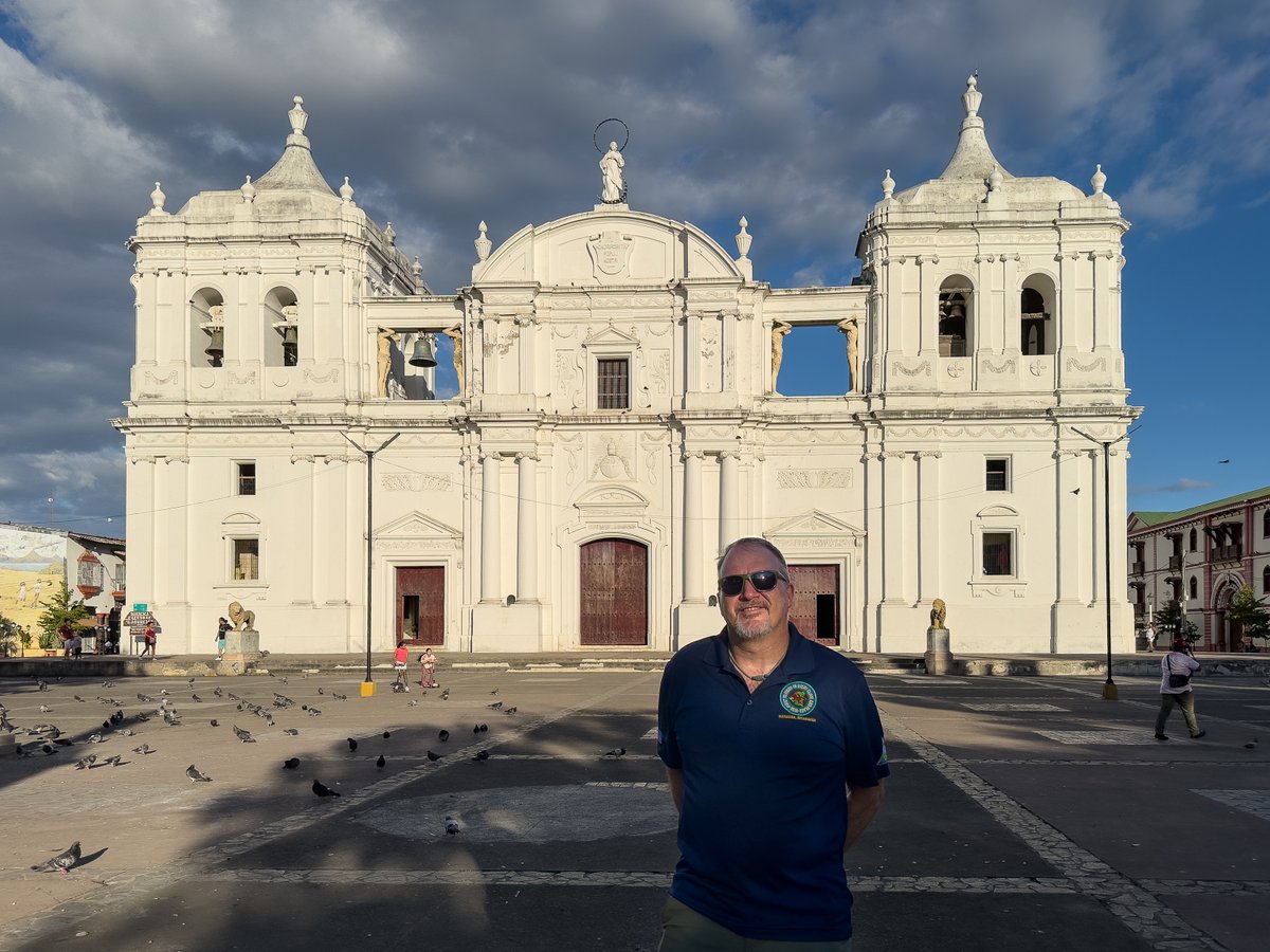 USAmbNicaragua's tweet photo. Los Estados Unidos de América se fundó sobre principios de libertad religiosa, destinados a garantizar que los ciudadanos pudieran practicar su fe sin interferencia del Estado. 
A lo largo de sus 250 años de historia, mi país ha defendido los derechos universales que pertenecen a todas las personas, entre ellos la libertad de expresión, de religión y de reunión pacífica. 
La libertad religiosa permite a las comunidades practicar su religión, servir y contribuir a la sociedad de acuerdo con su conciencia, lo que fortalece el tejido social en lugar de amenazarlo. #Freedom250