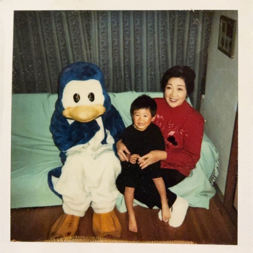 من كان يتخيّل أنني سأفتتح مطعماً يابانياً في دمشق؟ ومع ذلك، ها نحن هنا. اول مطعم ياباني من قبل ياباني اصلي. 

أقدّم لكم كومي مارو (こめ丸)، مطعماً يابانياً وُلد من الذاكرة، ومن الحب، ومن رحلة طويلة بين وطنين.

على مدى أكثر من عقدٍ، لم يكن لدي متّسعٌ لطموح شخصي. بينما كان نظام