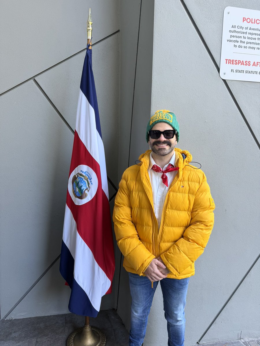 ¡La emoción de votar en el extranjero con miles de ticos, en la fila estábamos la mayoría saludándonos y abrazándonos! ❤️ ¡Que viva la democracia!