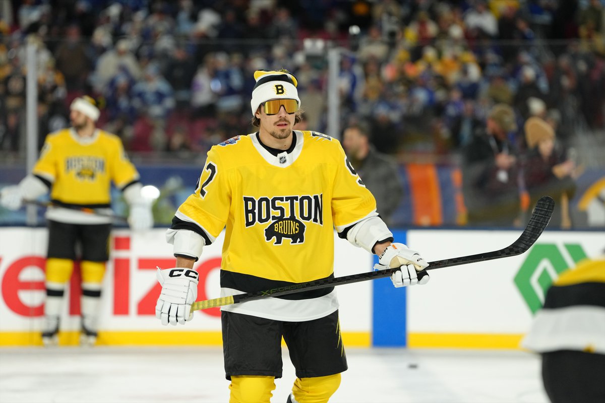 NHLBruins's tweet image. Under the lights.