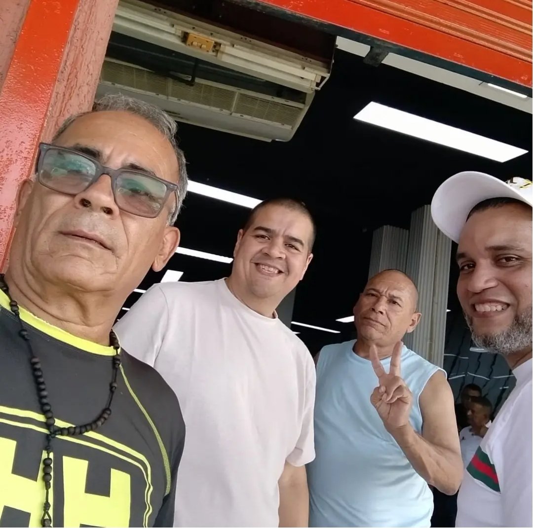¡Dr. Pedro Javier Fernández LIBRE, finalmente! En la gráfica (cortesía) aparece junto a funcionarios del consulado de Portugal y con otro colega Luso-Venezolano que estuvo recluido en Yare II.
#LibertadParaTodosLosPresosPoliticos #QueSeanTodos 
<a href="/MedicosUnidosVe/">Médicos Unidos Vzla</a>