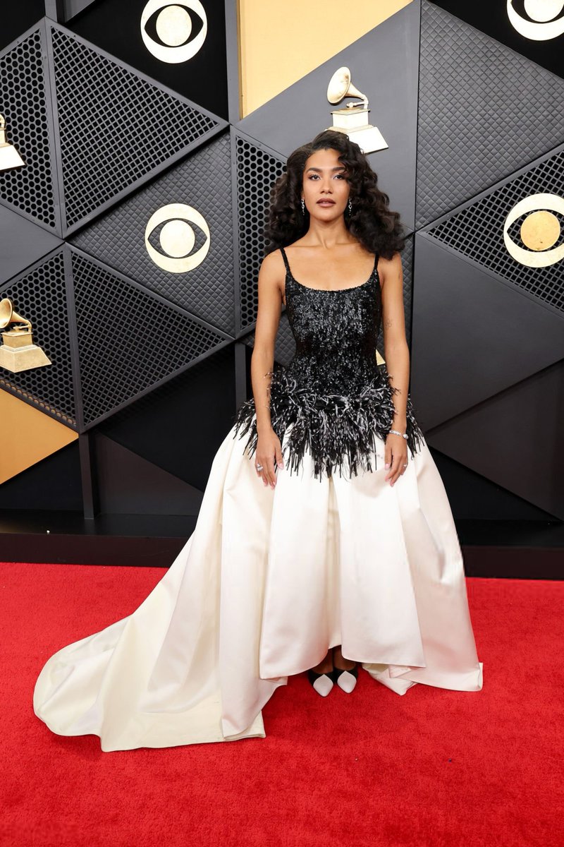 sboficial's tweet photo. Olivia Dean no #GRAMMYs. https://t.co/sKE0OuCpuv
