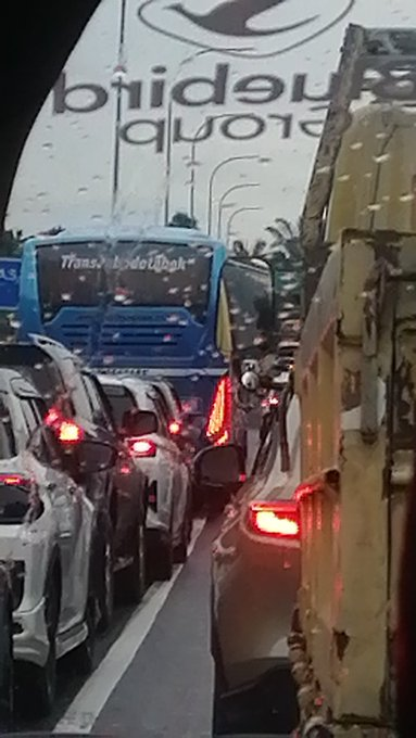 RadioElshinta's tweet image. 06.50: RT @iwaneshut : Warga #bogor yang mau berangkat kerja senin pagi 2 Feb hindari masuk dari Tol Sentul City. da kegiatan di SICC macet panjang sejak pintu tol BORR.