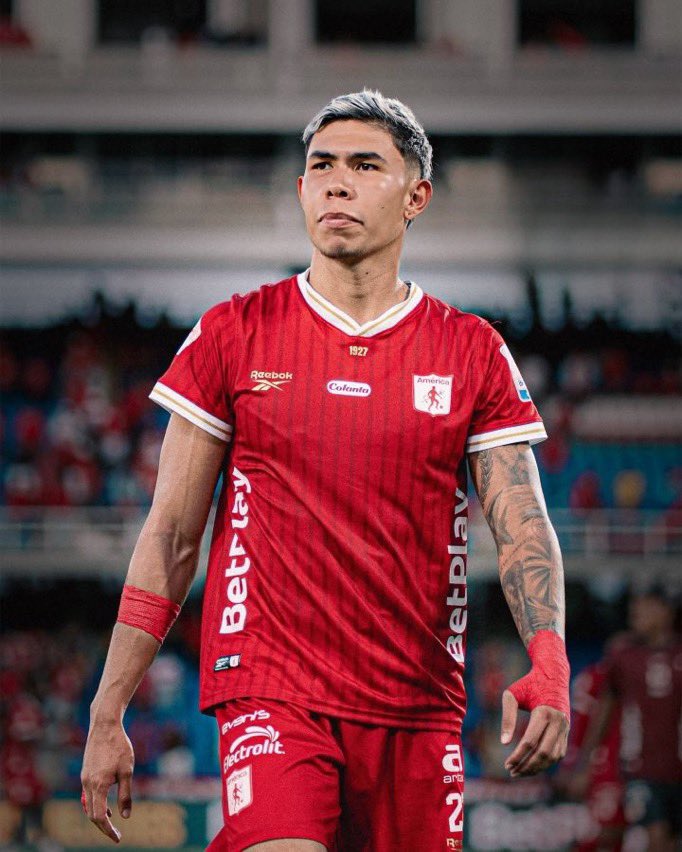benditofajardo's tweet photo. ⚽➡️ Nicolas Hernandez seguirá en @AmericadeCali, se espera que esta semana firme su continuidad, el deseo del jugador siempre ha estado y eso es de valorar. 

#Americadecali #Fichajes #Futbol https://t.co/K17dJ0QiBB