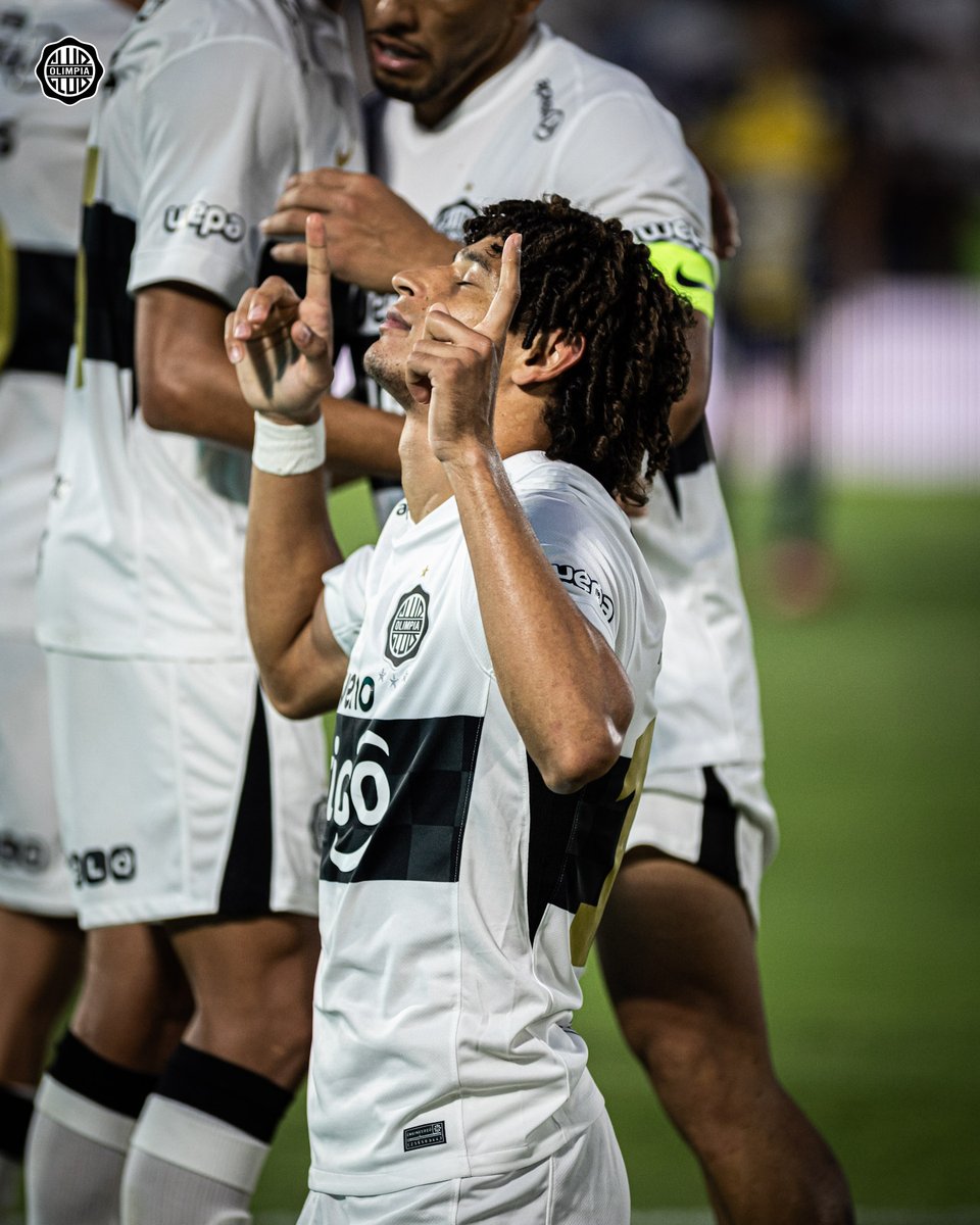elClubOlimpia's tweet image. Gol agónico de Adrián Alcaraz.
Segunda victoria del Rey de Copas en el campeonato.

En Olimpia, no se negocia una cosa: ir a buscarlo hasta el final.

🤍🖤🤍