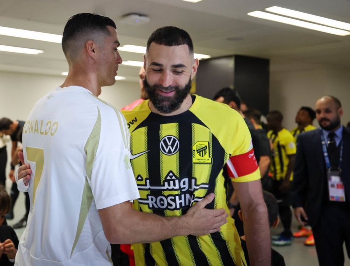 IttiMania's tweet photo. 🚨🟡 يعارض كريستيانو رونالدو انتقال كريم بنزيما إلى نادي الهلال، بحجة أن ذلك سيضر بالمنافسة النزيهة 

يواصل كل من الهلال والاتحاد وممثل بنزيما وإدارة الدوري السعودي للمحترفين المفاوضات لحل هذه المسألة (@yagosabuncuoglu) https://t.co/j9F3WK6KWg