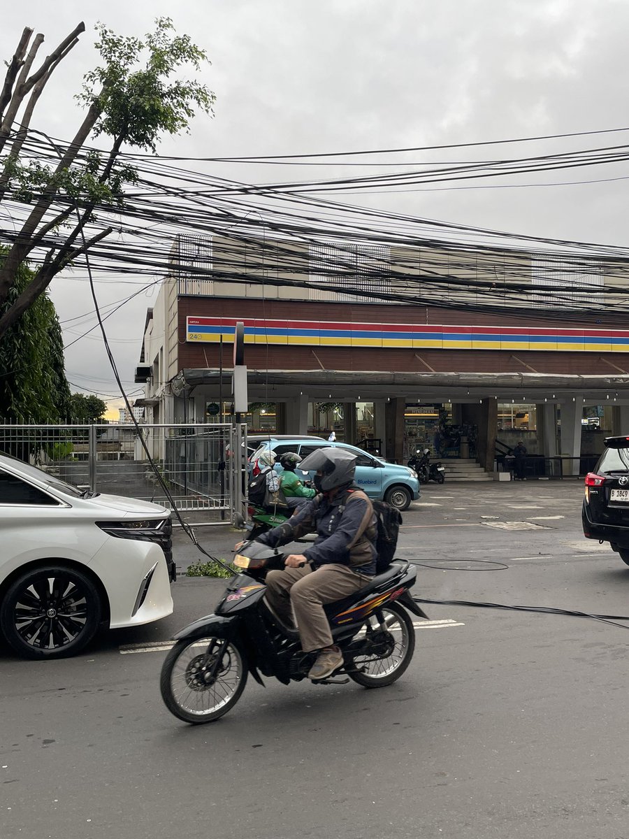 Halo <a href="/pln_123/">PT PLN (Persero)</a> <a href="/TelkomIndonesia/">Telkom Indonesia</a> , di Ampera Raya Jaksel ada kabel besar jatuh ke jalan, entah milik siapa, gara2 tersangkut di truk BBM <a href="/pertamina/">PERTAMINA</a> . Tidak ada petugas yg nampak, padahal sangat membahayakan pengendara 

<a href="/TMCPoldaMetro/">TMC Polda Metro Jaya</a> 
<a href="/RadioElshinta/">Radio Elshinta</a>