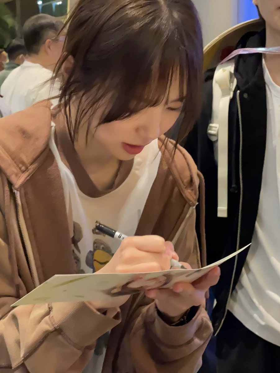 chenecstasy's tweet photo. Chae Soobin’s arrival at Vietnam ❤️

Salfok umin bening banget wkwkwk https://t.co/A5nYs3IYOt