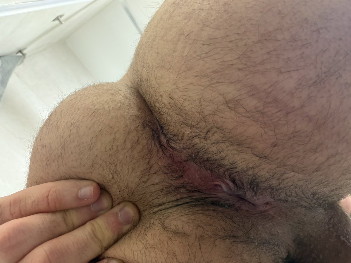 Hoy una parejita me destrozó el 🍑 y el 🍆 Uno me la chupaba mientras me movía el dildo dentro de mí, el otro me daba de mamar mientras. Después el que me la chupaba se subió encima de mi polla y me cabalgó mientras yo seguía mamando al otro. Y después de mamársela, me folló.