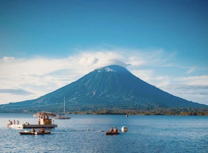 🌋🌊 Ometepe en su máxima expresión 🍃✨

Desde Playa Mangos, la magia de la Isla de Ometepe se deja sentir entre aguas serenas y la imponente silueta del volcán que vigila el Lago Cocibolca.

📸 Playa Mangos Ometepe

#ConozcamosNicaragua