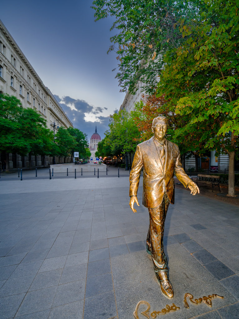 BasbusJose's tweet image. Budapest, capital de Hungria, es la “ciudad de las esculturas”. Esta es la dedicada al Presidente Ronald Reagan, de Estados Unidos, en agradecimiento x los esfuerzos para terminar con la influencia sovietica y el fin de la guerra fria.