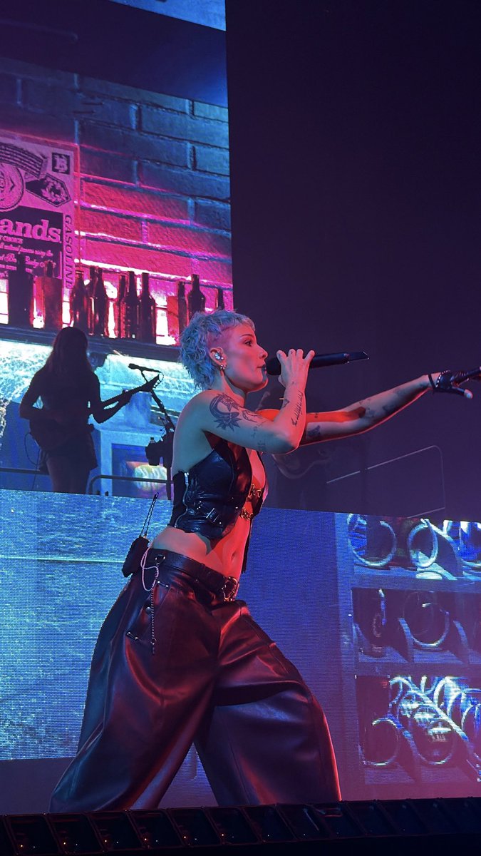 itsaboutjbieber's tweet photo. halsey tonight at brixton london n1 https://t.co/GCrXss5THL