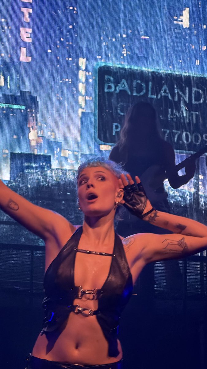 itsaboutjbieber's tweet photo. halsey tonight at brixton london n1 https://t.co/GCrXss5THL