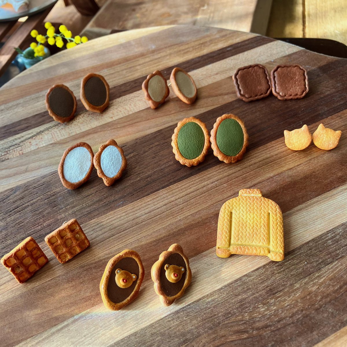 "大人の遊び心"をスパイスに
新しいク(マ)ッキーを製作中です🧸🪻
　
こちらは(2/14〜2/26)まで開催されます
【森のメリーゴーランド】
※和歌山市手平1-10-26
喫茶シロクマ　さまにて𖧷
　
#ハンドメイドアクセサリー　#クッキー
#手作りクッキー　#ミニチュア
#ミニチュア作品　#ミニチュアパン