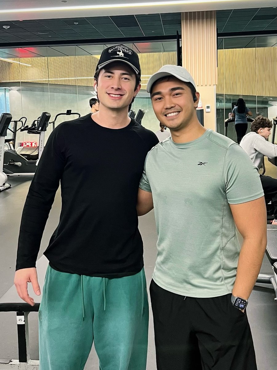 hudsonwphotos's tweet photo. Hudson Williams with a fan at a gym in Vancouver today

(charlespolino ig) https://t.co/jFg9JFNoSE