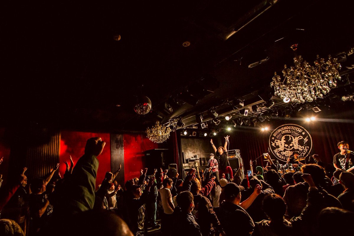 DAIBUSOU's tweet image. 改めまして、武装衝突梅田シャングリラワンマン「現在進攻形」本当にたくさんのご来場ありがとうございました。

この日の為に走ってきた約1年間。
久々に昼飯も喉を通らないくらいナーバスになってて、今の今までほぼSNSもLINEも見れてなかった笑

で、今
みんなの投稿とか見たよ！…