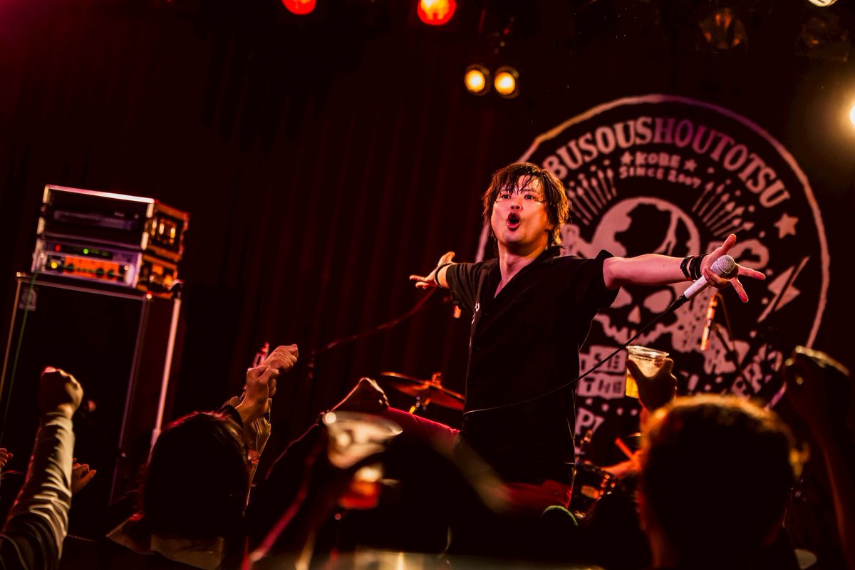 DAIBUSOU's tweet image. 改めまして、武装衝突梅田シャングリラワンマン「現在進攻形」本当にたくさんのご来場ありがとうございました。

この日の為に走ってきた約1年間。
久々に昼飯も喉を通らないくらいナーバスになってて、今の今までほぼSNSもLINEも見れてなかった笑

で、今
みんなの投稿とか見たよ！…