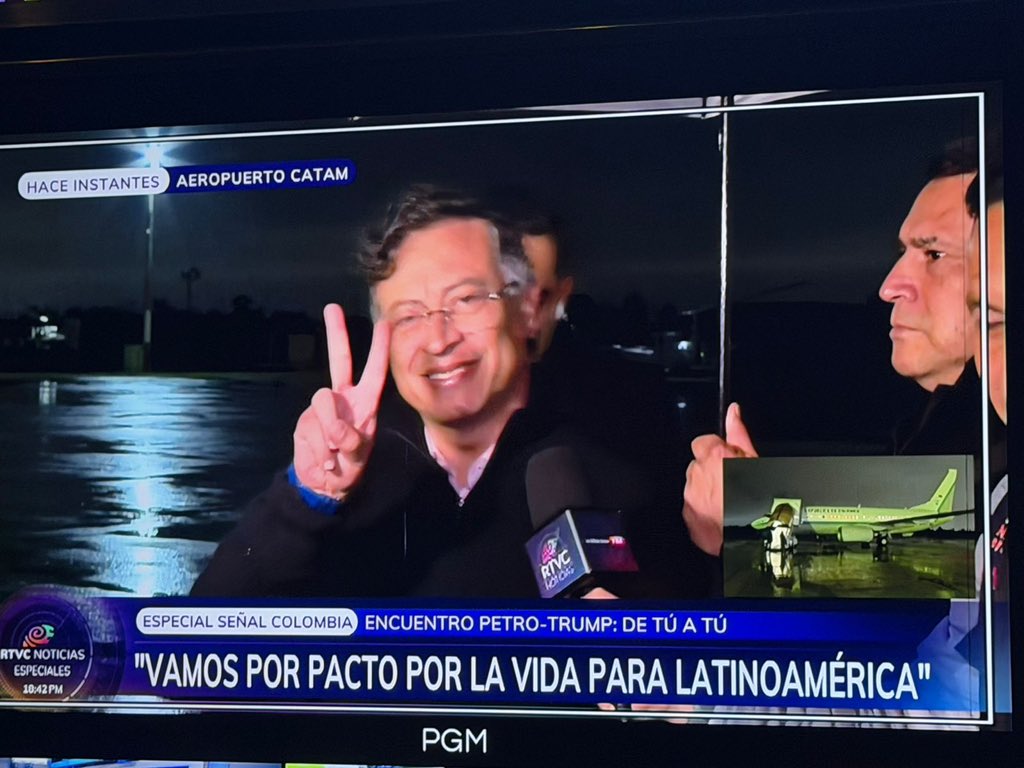 HOLLMANMORRIS's tweet image. Esta es la actitud del presidente @petrogustavo minutos antes de abordar el avión presidencial que lo llevará a su encuentro con el presidente Trump. 

Dice nuestro presidente:

“Vamos por un pacto por la vida para Latinoamérica”

Y pide la cadena de los afectos de todos los…