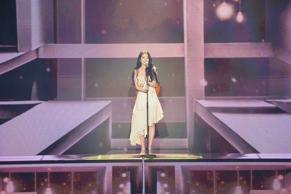 imbcenews's tweet image. 프로미스나인의 반짝이는 현재와 미래 '나우 투모로우.' [종합] 
#프로미스나인 #fromis_9 #fromis_9_WORLDTOUR_ENCORE 
#NOW_TOMORROW #나우투모로우 #콘서트 #iMBC연예 

프로미스나인은 새하얀 겨울에 걸맞는 순백의 드레스를 맞춰 입은 채 플로버 앞에 등장, "왓츠업 서울!"을 외치며 첫 인사를…