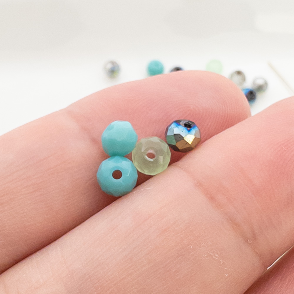 ＊25g＊ 約320個 ガラスビーズ 4x3.5mm MIXカラー ライム グリーン系 ロンデル💫

カットロンデルタイプのガラスビーズの量り売りです😊
minne.com/items/40660283

#ハンドメイド #パーツ #雑貨