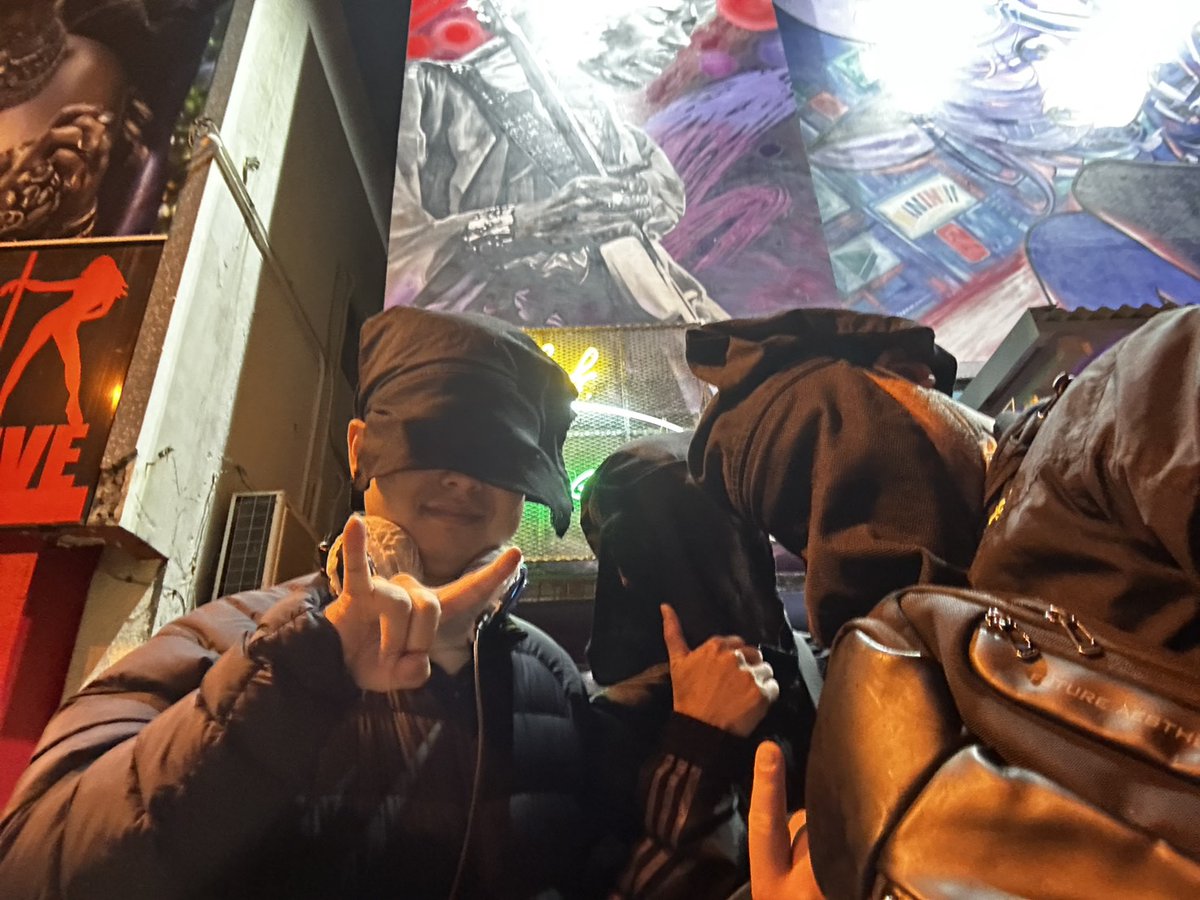 舐太郎がジミヘンの壁画の前で撮っときましょうって言って撮った良い写真！
ツーアウト！ツーアウト！