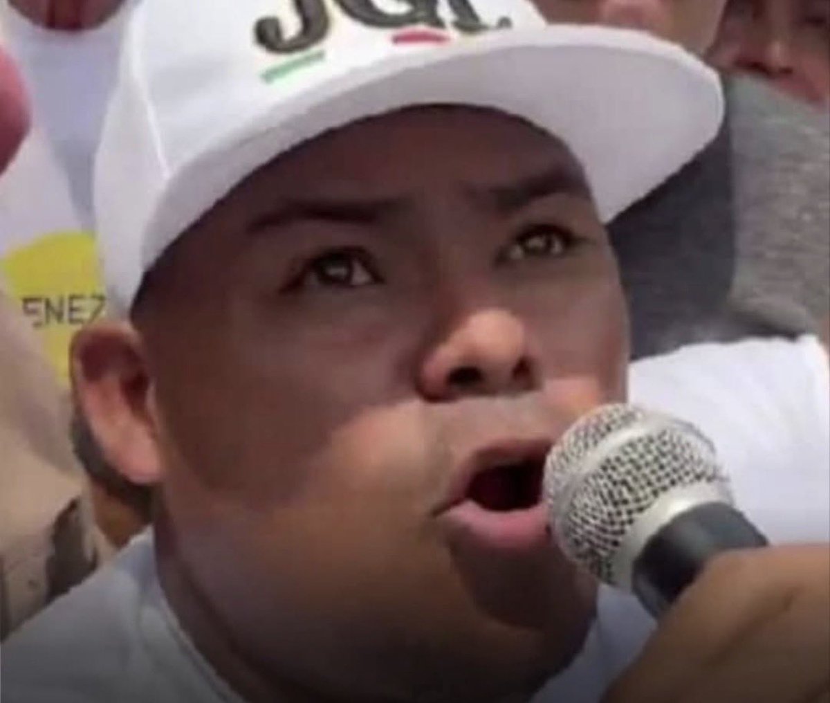 🇻🇪 En abril 2024, Oscar Castañeda tomó un micrófono en Portuguesa y apoyó a María Corina Machado.

El régimen respondió: secuestro, acusación falsa de narcotráfico y casi dos años de torturas en El Helicoide.

Hoy sale libre… pero no camina, no reconoce a su familia y ya no