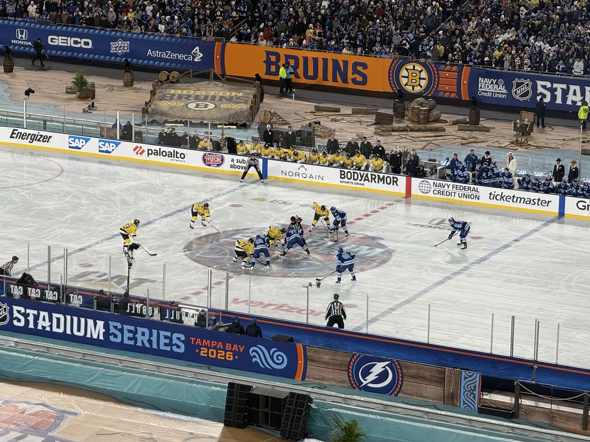 SteveVersnick's tweet photo. Outdoor hockey in Tampa. LFG! #StadiumSeries #GoBolts https://t.co/hm5v3kSpBQ