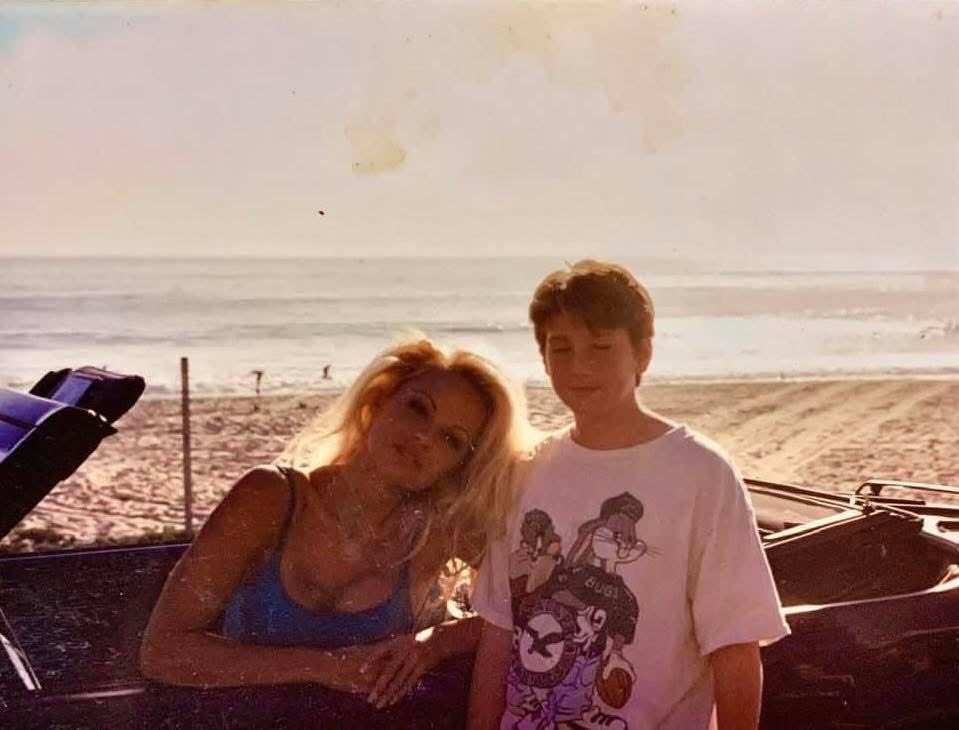 msflame22's tweet image. I was thinking about when my dad and I took a vacation to Los Angeles, CA back in October, 1993 and we went to the set of “Baywatch” when they were filming Season 4 “Rescue Bay” on Malibu Beach. I found the episode on YouTube. m.youtube.com/watch?v=rgLF6C… #baywatch #malibubeach