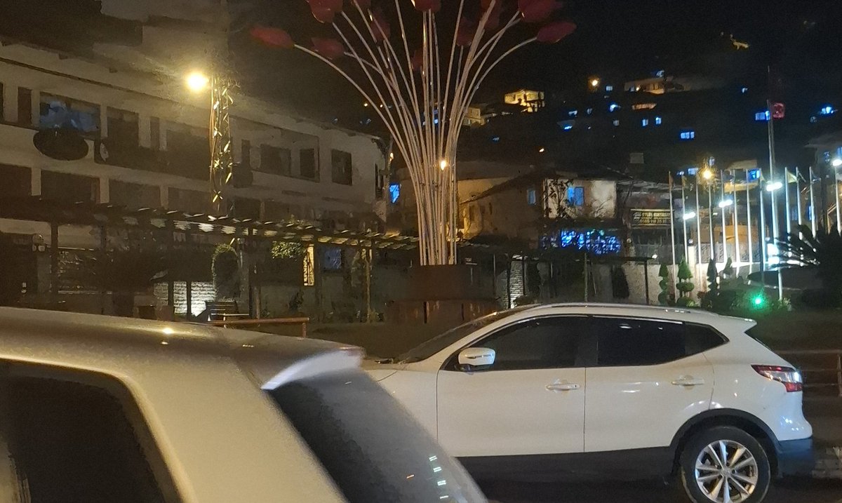 mbeftel98's tweet photo. Bazen gitmek için bavul toplamaya gerek yok. Yan yanayken bile artık ona hiçbir şey anlatasın gelmiyorsa, hevesin kursağında kalmışsa, sen o ilişkiden çoktan gitmişsin demektir. https://t.co/glge9KEO88