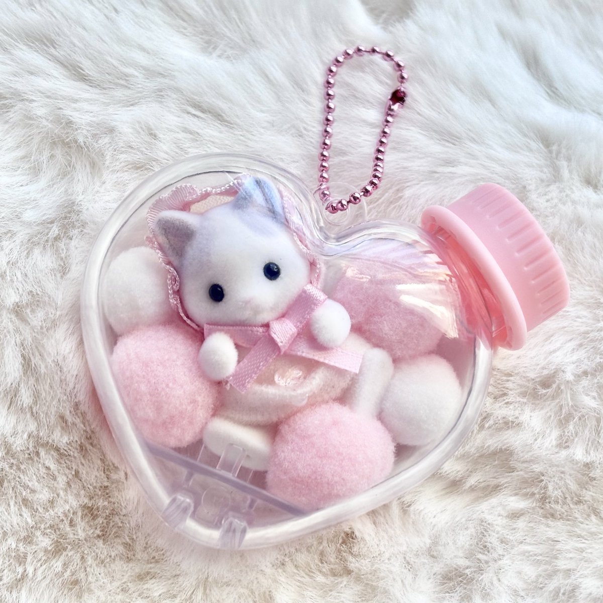 サンリオのキャラもふケースマスコットにシルバニアちゃん入れてみた💓
はいはいやおすわりの子がぴったりかな？たっちの赤ちゃんはおすわりじゃないと厳しくて、小さい赤ちゃんはもふ入れると2人がいいかなあ🐹