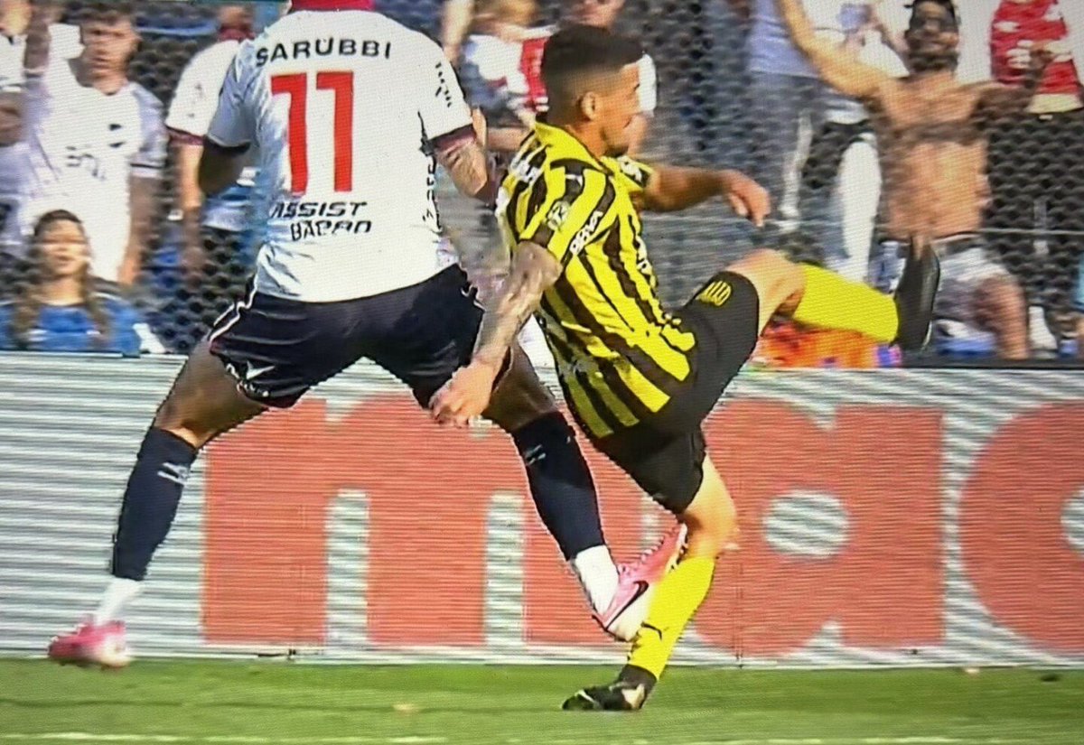 Se acuerdan que esto no fue roja? bueno, depende la camiseta del jugador.